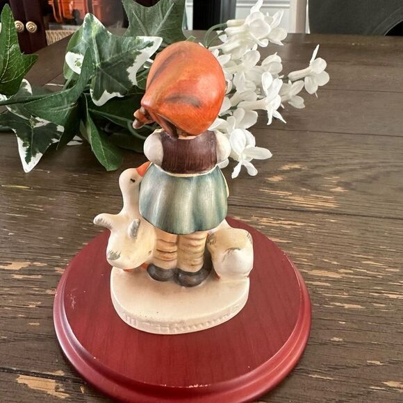 Hummel Goebel” Be Patient” Girl Feeding Ducks Vintage Rare FULL BEE Trademark - Picture 3 of 7